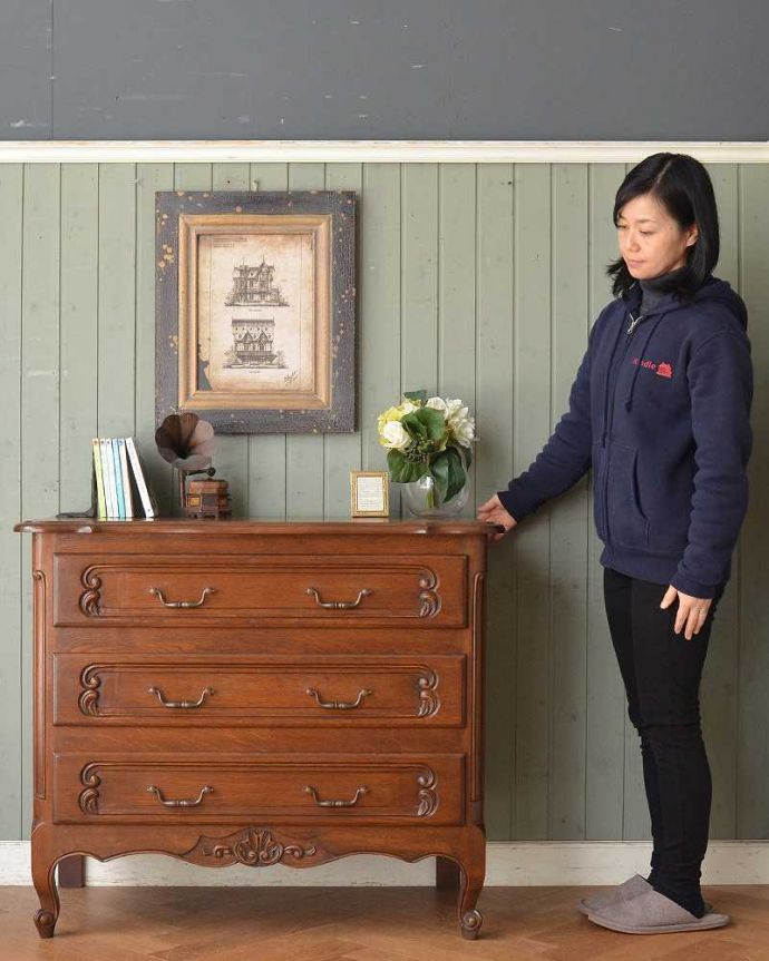 アンティークのチェスト　アンティーク家具　フランスで見つけたアンティーク家具、猫脚の華やかなチェスト（タンス）。美しい曲線美がフランスらしいんです。(j-2141-f)