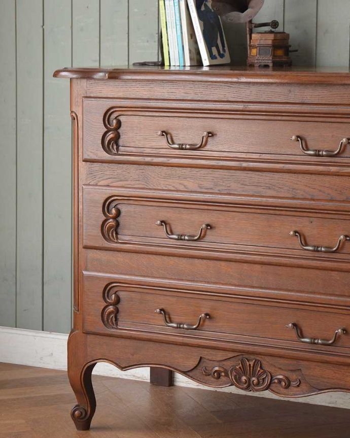 アンティークのチェスト　アンティーク家具　フランスで見つけたアンティーク家具、猫脚の華やかなチェスト（タンス）。「見せる収納」だから、置く場所を選びません！チェストと言ってもデザインがステキだから、収納だけじゃなくて見ても楽しめる具なんです。(j-2141-f)