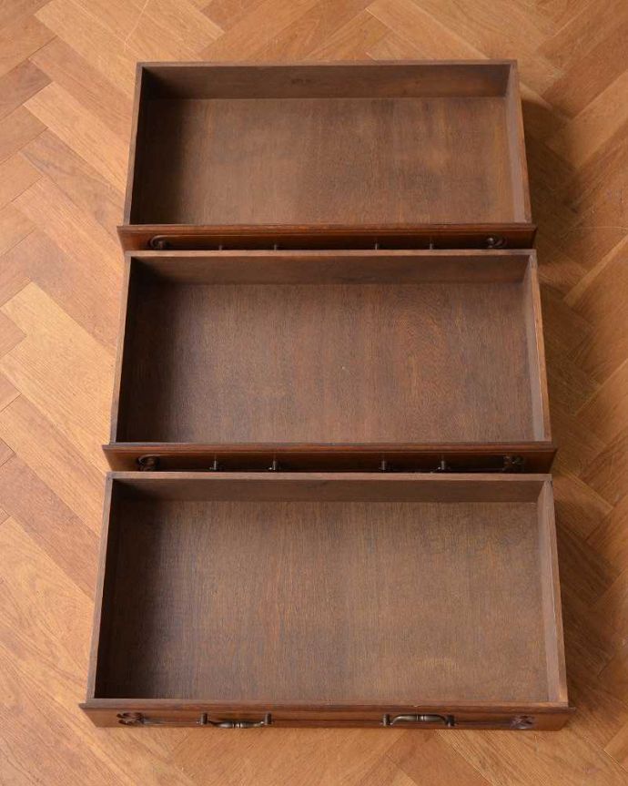 アンティークのチェスト　アンティーク家具　フランスで見つけたアンティーク家具、猫脚の華やかなチェスト（タンス）。キレイに修復したので、何を入れてもOKです。(j-2141-f)