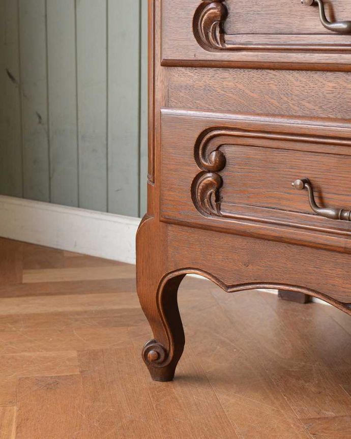 アンティークのチェスト　アンティーク家具　フランスで見つけたアンティーク家具、猫脚の華やかなチェスト（タンス）。女性1人でラクラク運べちゃう仕掛けHandleのアンティークは、脚の裏にフェルトキーパーをお付けしています。(j-2141-f)