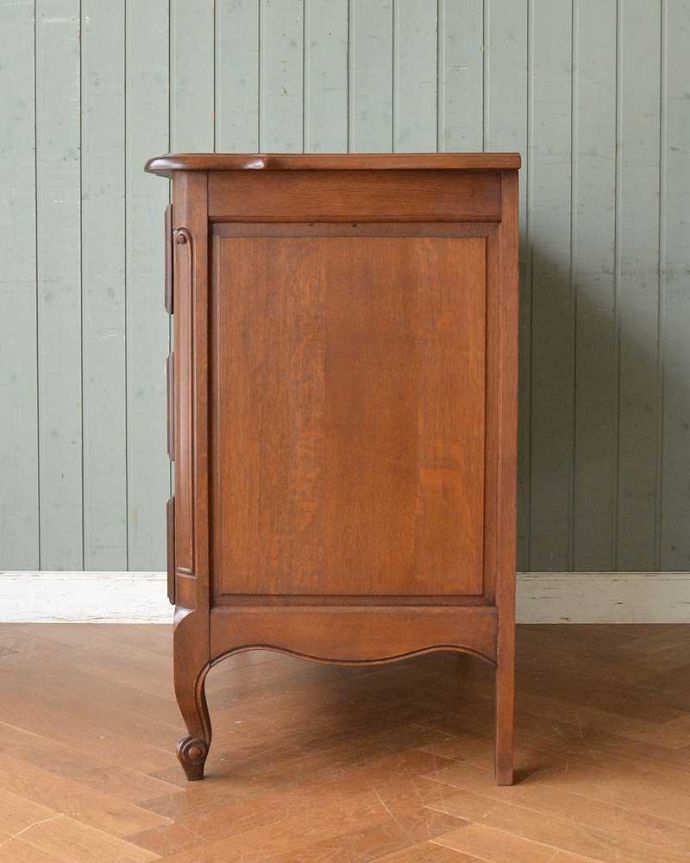 アンティークのチェスト　アンティーク家具　フランスで見つけたアンティーク家具、猫脚の華やかなチェスト（タンス）。横から見てもステキ横から見るとこんな感じ。(j-2141-f)