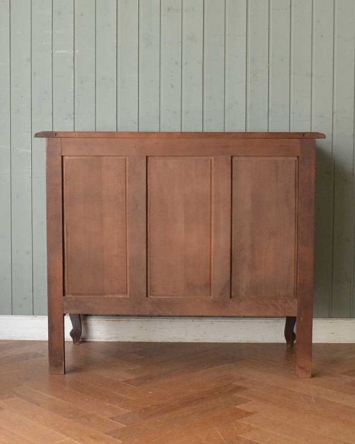 アンティークのチェスト　アンティーク家具　フランスで見つけたアンティーク家具、猫脚の華やかなチェスト（タンス）。修復したので後姿もキレイですアンティークは新品ではないので、もちろん経年変化によるキズはありますが、専門の職人がキレイに修復したので、後ろ姿もキレイです。(j-2141-f)