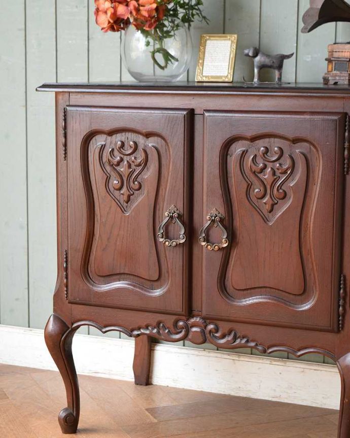 アンティークのキャビネット アンティーク家具 優雅な彫りのアンティーク家具、落ち着いたカラーが美しい小ぶりなフレンチキャビネット。彫の美しさも自慢です。(j-2142-f)