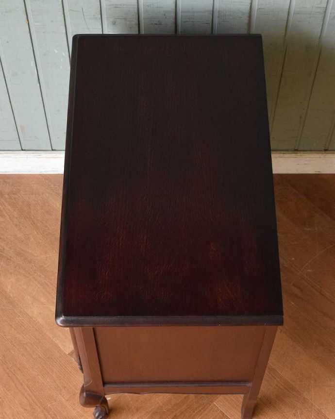 アンティークのキャビネット アンティーク家具 優雅な彫りのアンティーク家具、落ち着いたカラーが美しい小ぶりなフレンチキャビネット。何を置いて楽しもうかな・・・修復する際、天板もこんな感じでキレイに仕上げました。(j-2142-f)