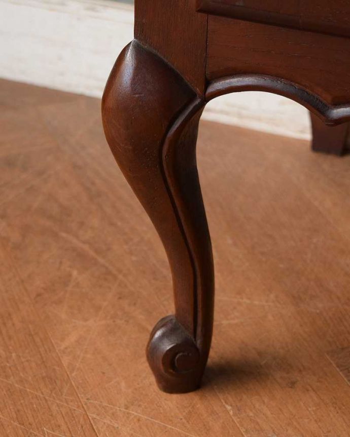 アンティークのキャビネット アンティーク家具 優雅な彫りのアンティーク家具、落ち着いたカラーが美しい小ぶりなフレンチキャビネット。女性1人でラクラク運べちゃう仕掛けHandleのアンティークは、脚の裏にフェルトキーパーをお付けしています。(j-2142-f)