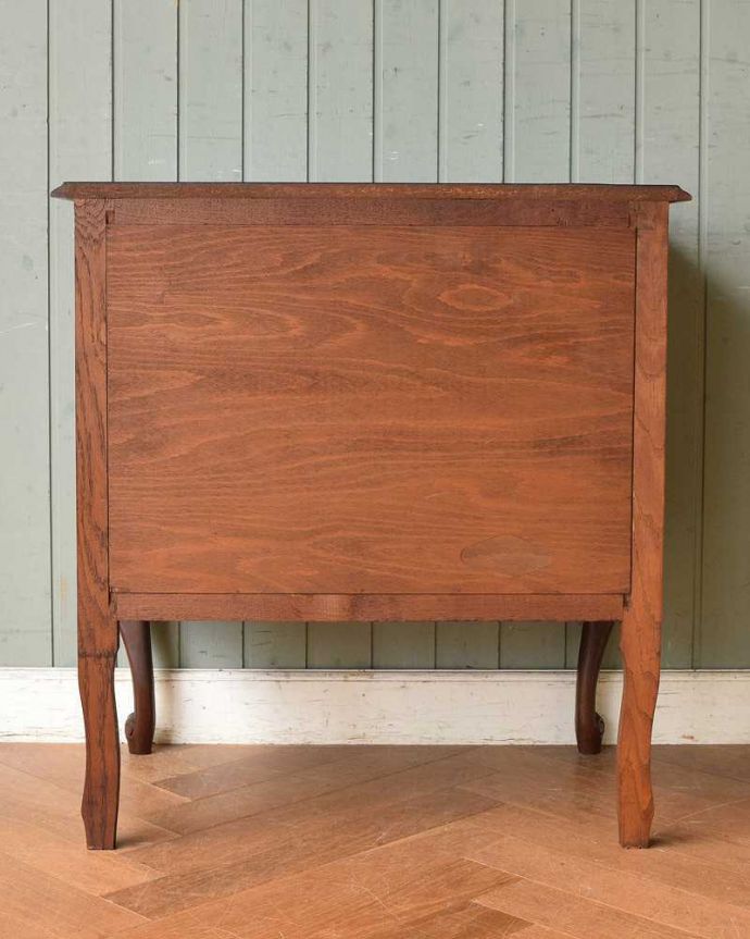 アンティークのキャビネット アンティーク家具 優雅な彫りのアンティーク家具、落ち着いたカラーが美しい小ぶりなフレンチキャビネット。後ろ姿も見て下さい。(j-2142-f)