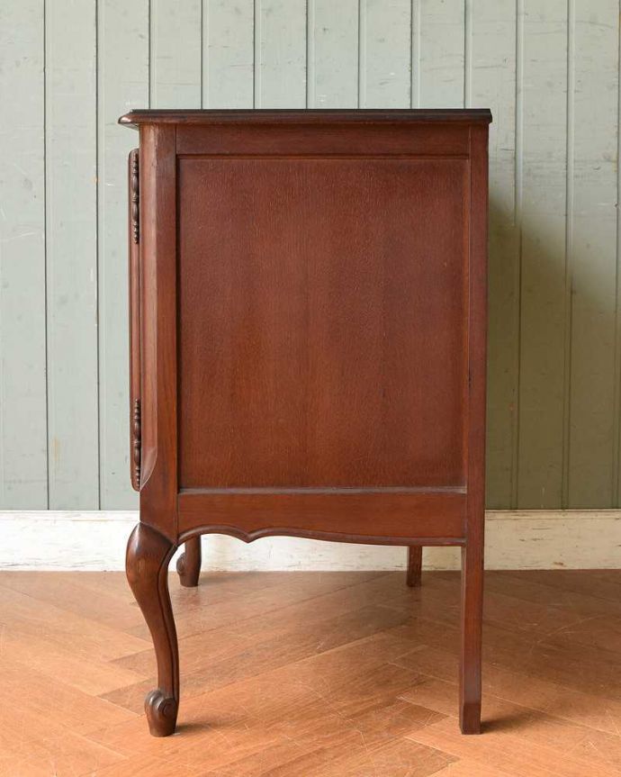 アンティークのキャビネット アンティーク家具 優雅な彫りのアンティーク家具、落ち着いたカラーが美しい小ぶりなフレンチキャビネット。横顔だっても美しい正面だけじゃなく横から見てもフランスらしい美しさが漂っています。(j-2142-f)