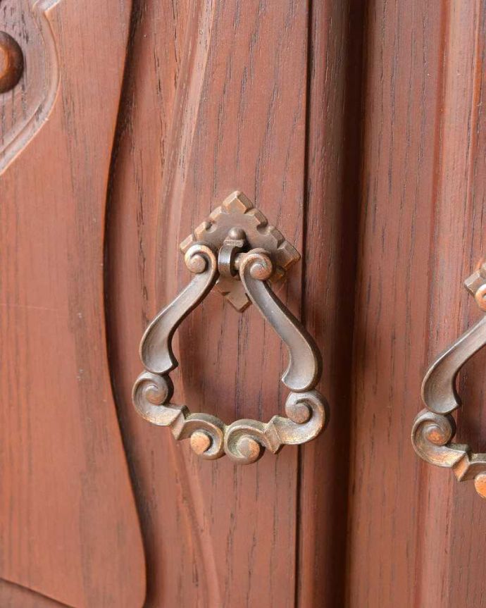 アンティークのキャビネット アンティーク家具 優雅な彫りのアンティーク家具、落ち着いたカラーが美しい小ぶりなフレンチキャビネット。取っ手のデザインも優雅こんな所からもフランスらしさが感じられる取っ手。(j-2142-f)