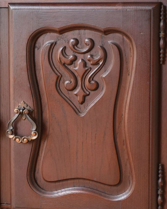 アンティークのキャビネット アンティーク家具 優雅な彫りのアンティーク家具、落ち着いたカラーが美しい小ぶりなフレンチキャビネット。美しい彫にうっとり…フランスらしいデザイン彫りが描かれた扉。(j-2142-f)