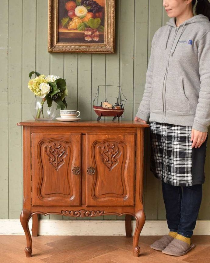 アンティークのキャビネット　アンティーク家具　フランスから届いた優雅なアンティーク家具、美しい彫の小さなキャビネット。自慢はフランスらしい曲線美。(j-2143-f)