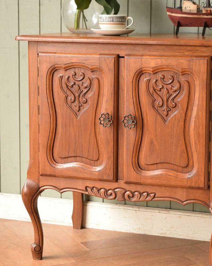 アンティークのキャビネット　アンティーク家具　フランスから届いた優雅なアンティーク家具、美しい彫の小さなキャビネット。彫の美しさも自慢です。(j-2143-f)