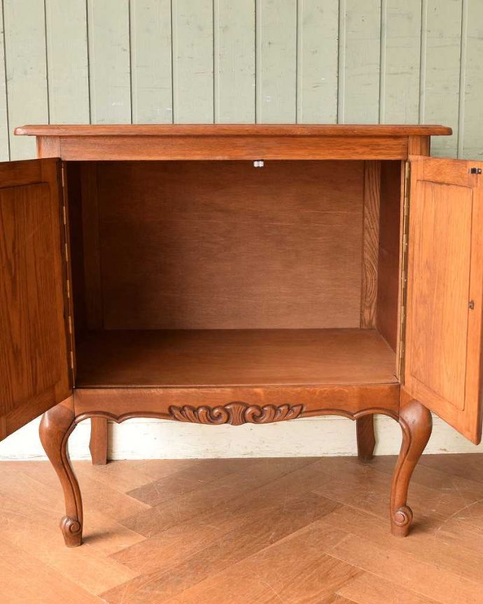 アンティークのキャビネット　アンティーク家具　フランスから届いた優雅なアンティーク家具、美しい彫の小さなキャビネット。扉を開けて中を見ると･･･扉の中は職人が修復して、こんな感じにキレイに仕上げました。(j-2143-f)