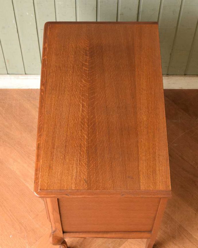 アンティークのキャビネット　アンティーク家具　フランスから届いた優雅なアンティーク家具、美しい彫の小さなキャビネット。何を置いて楽しもうかな･･･修復する際、天板もこんな感じでキレイに仕上げました。(j-2143-f)