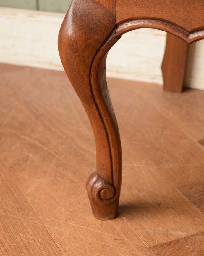 アンティークのキャビネット　アンティーク家具　フランスから届いた優雅なアンティーク家具、美しい彫の小さなキャビネット。女性1人でラクラク運べちゃう仕掛けHandleのアンティークは、脚の裏にフェルトキーパーをお付けしています。(j-2143-f)