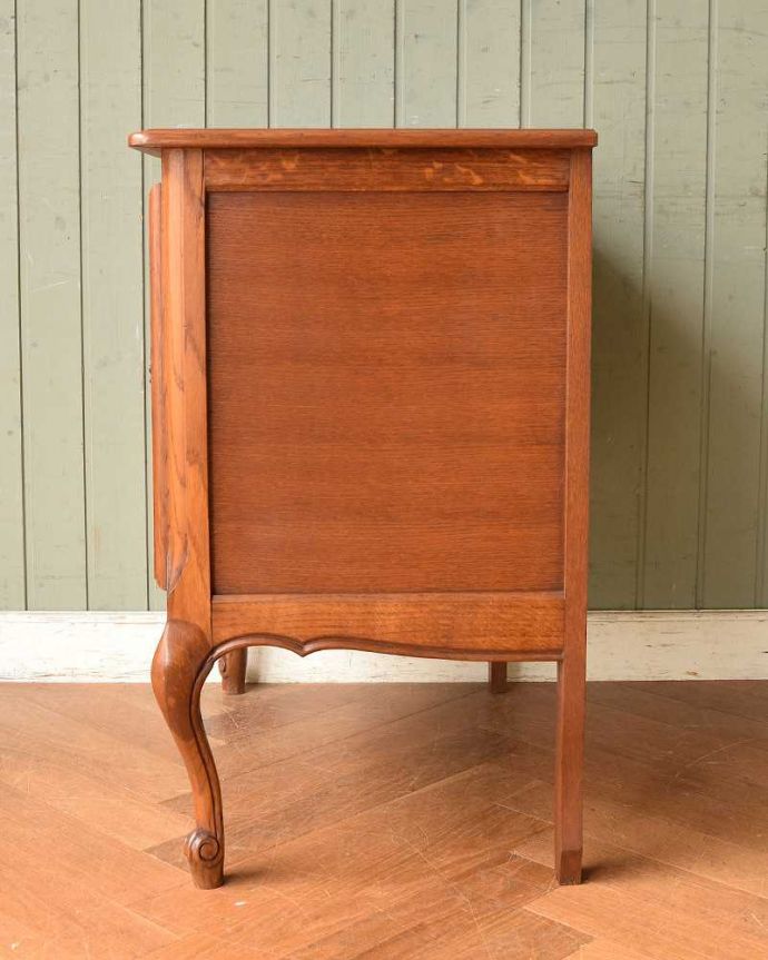 アンティークのキャビネット　アンティーク家具　フランスから届いた優雅なアンティーク家具、美しい彫の小さなキャビネット。横顔だっても美しい正面だけじゃなく横から見てもフランスらしい美しさが漂っています。(j-2143-f)