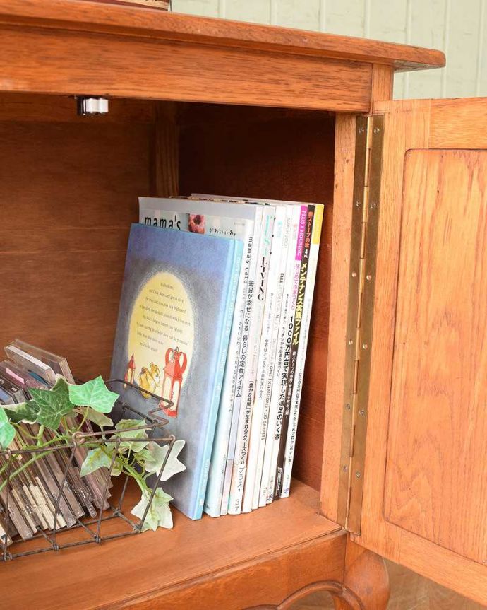 アンティークのキャビネット　アンティーク家具　フランスから届いた優雅なアンティーク家具、美しい彫の小さなキャビネット。扉の中は収納たっぷりA4サイズの雑誌までしっかり収納出来ちゃう大きさ。(j-2143-f)