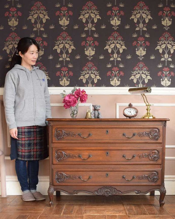 アンティークのチェスト　アンティーク家具　フランスらしい美しいアンティーク家具、彫刻が美しいチェスト（タンス）。美しい曲線美がフランスらしいんです。(j-2144-f)