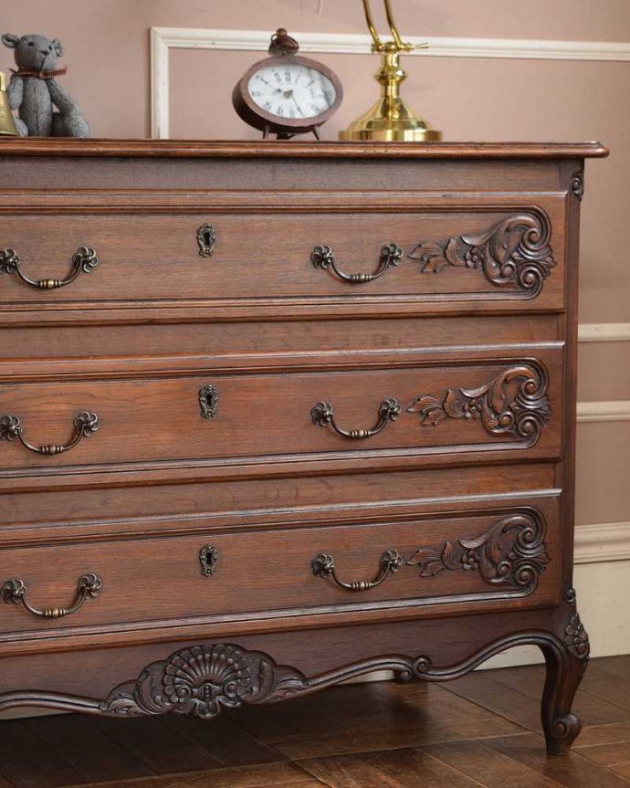 アンティークのチェスト　アンティーク家具　フランスらしい美しいアンティーク家具、彫刻が美しいチェスト（タンス）。「見せる収納」だから、置く場所を選びません！チェストと言ってもデザインがステキだから、収納だけじゃなくて見ても楽しめる具なんです。(j-2144-f)