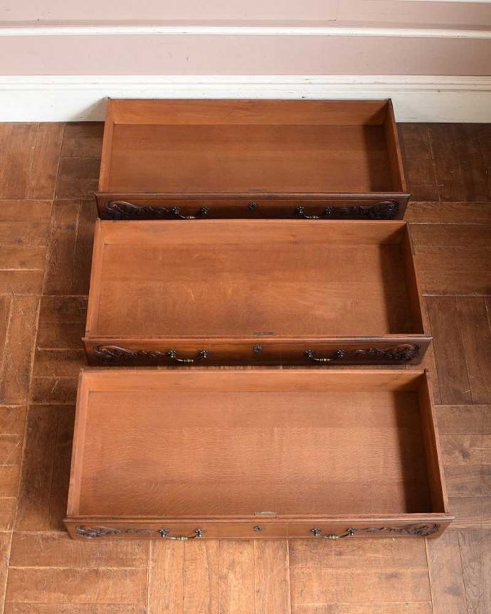 アンティークのチェスト　アンティーク家具　フランスらしい美しいアンティーク家具、彫刻が美しいチェスト（タンス）。キレイに修復したので、何を入れてもOKです。(j-2144-f)