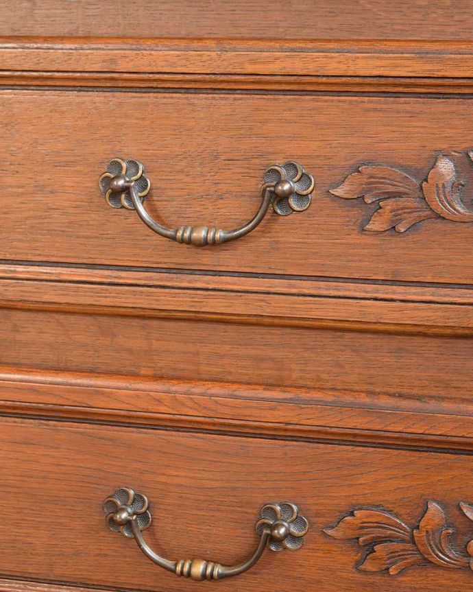 アンティークのチェスト　アンティーク家具　フランスらしい美しいアンティーク家具、彫刻が美しいチェスト（タンス）。開ける度にワクワクする取っ手フランスらしい優雅なデザインは取っ手にも。(j-2144-f)
