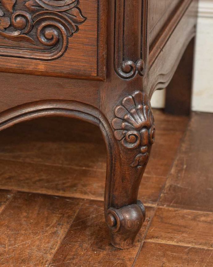 アンティークのチェスト　アンティーク家具　フランスらしい美しいアンティーク家具、彫刻が美しいチェスト（タンス）。女性1人でラクラク運べちゃう仕掛けHandleのアンティークは、脚の裏にフェルトキーパーをお付けしています。(j-2144-f)