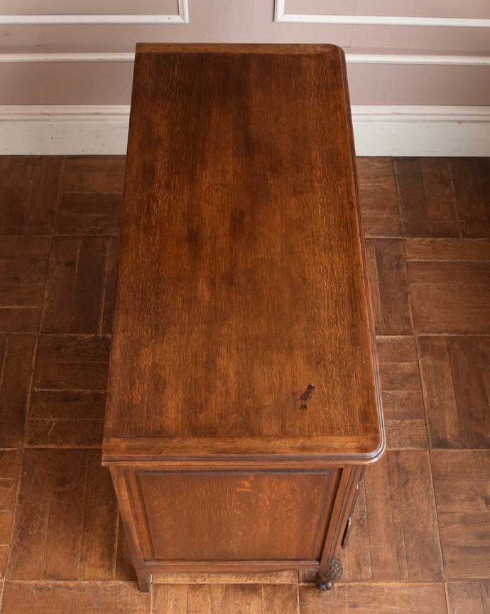 アンティークのチェスト　アンティーク家具　フランスらしい美しいアンティーク家具、彫刻が美しいチェスト（タンス）。何を置こうかな･･･？上から見ると、天板はこんな感じで塗装もキレイに仕上げました。(j-2144-f)