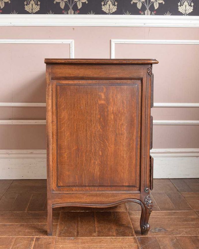 アンティークのチェスト　アンティーク家具　フランスらしい美しいアンティーク家具、彫刻が美しいチェスト（タンス）。横から見てもステキ横から見るとこんな感じ。(j-2144-f)