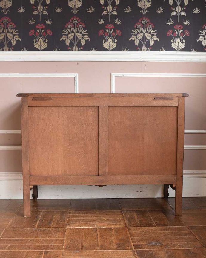 アンティークのチェスト　アンティーク家具　フランスらしい美しいアンティーク家具、彫刻が美しいチェスト（タンス）。修復したので後姿もキレイですアンティークは新品ではないので、もちろん経年変化によるキズはありますが、専門の職人がキレイに修復したので、後ろ姿もキレイです。(j-2144-f)