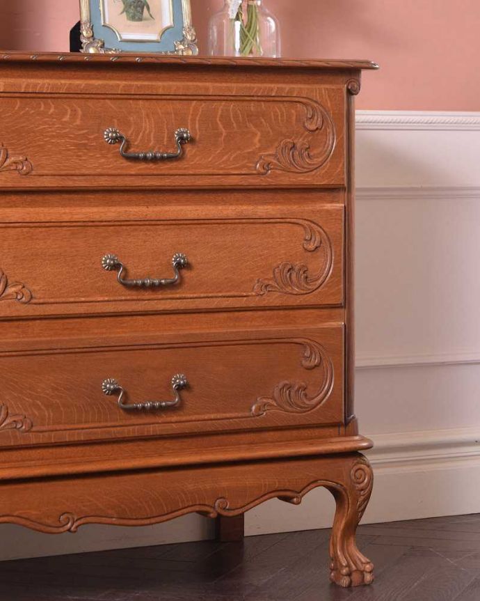 アンティークのチェスト　アンティーク家具　南仏スタイルのキレイなアンティーク家具、エレガントなフレンチチェスト。「見せる収納」だから、置く場所を選びません！チェストと言ってもデザインがステキだから、収納だけじゃなくて見ても楽しめる具なんです。(j-2145-f)