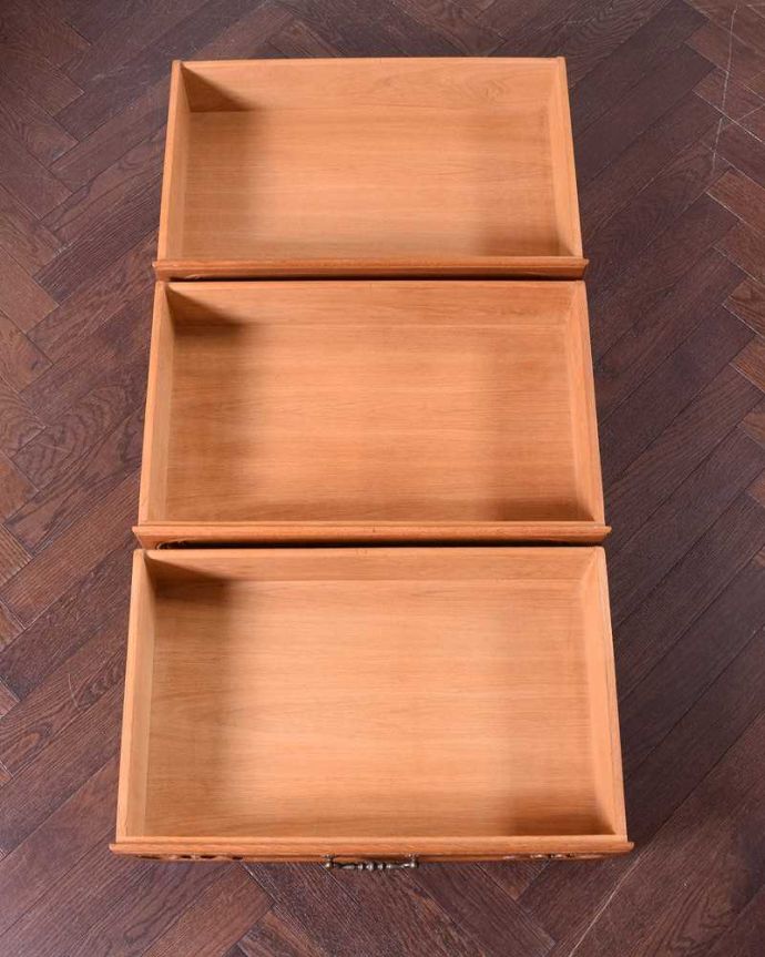 アンティークのチェスト　アンティーク家具　南仏スタイルのキレイなアンティーク家具、エレガントなフレンチチェスト。キレイに修復したので、何を入れてもOKです。(j-2145-f)