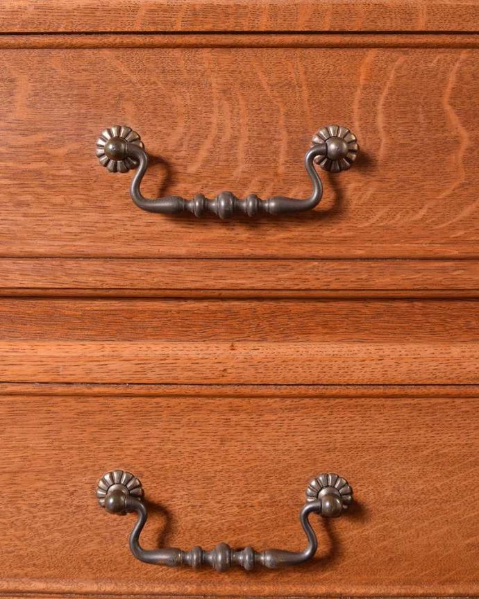 アンティークのチェスト　アンティーク家具　南仏スタイルのキレイなアンティーク家具、エレガントなフレンチチェスト。開ける度にワクワクする取っ手フランスらしい優雅なデザインは取っ手にも。(j-2145-f)