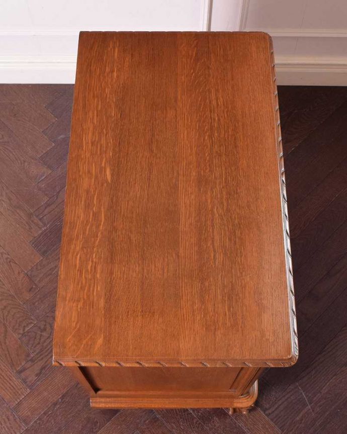 アンティークのチェスト　アンティーク家具　南仏スタイルのキレイなアンティーク家具、エレガントなフレンチチェスト。何を置こうかな･･･？上から見ると、天板はこんな感じで塗装もキレイに仕上げました。(j-2145-f)