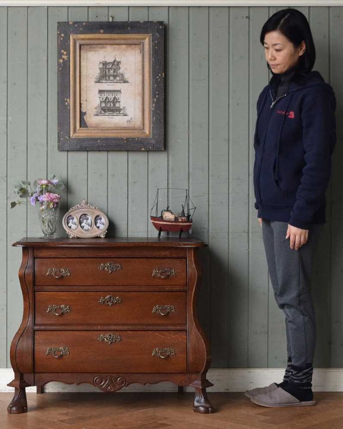 アンティークのチェスト アンティーク家具 優雅なアンティーク家具、どこでも大活躍してくれるオーク材の3段フランスチェスト。美しい曲線美がフランスらしいんです。(j-2146-f)