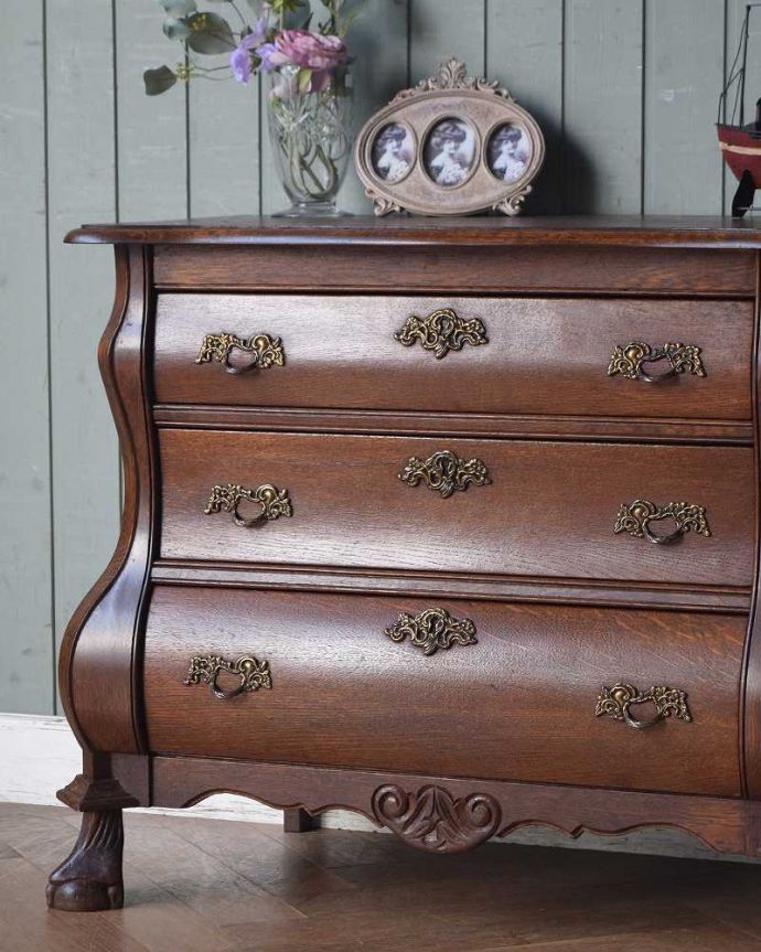 アンティークのチェスト アンティーク家具 優雅なアンティーク家具、どこでも大活躍してくれるオーク材の3段フランスチェスト。「見せる収納」だから、置く場所を選びません!チェストと言ってもデザインがステキだから、収納だけじゃなくて見ても楽しめる具なんです。(j-2146-f)