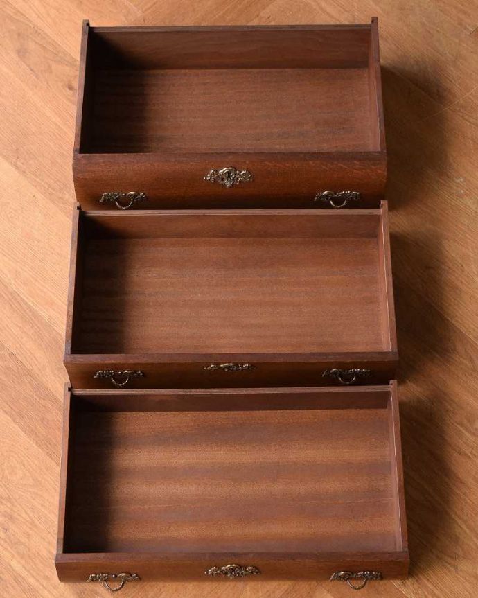 アンティークのチェスト アンティーク家具 優雅なアンティーク家具、どこでも大活躍してくれるオーク材の3段フランスチェスト。キレイに修復したので、何を入れてもOKです。(j-2146-f)