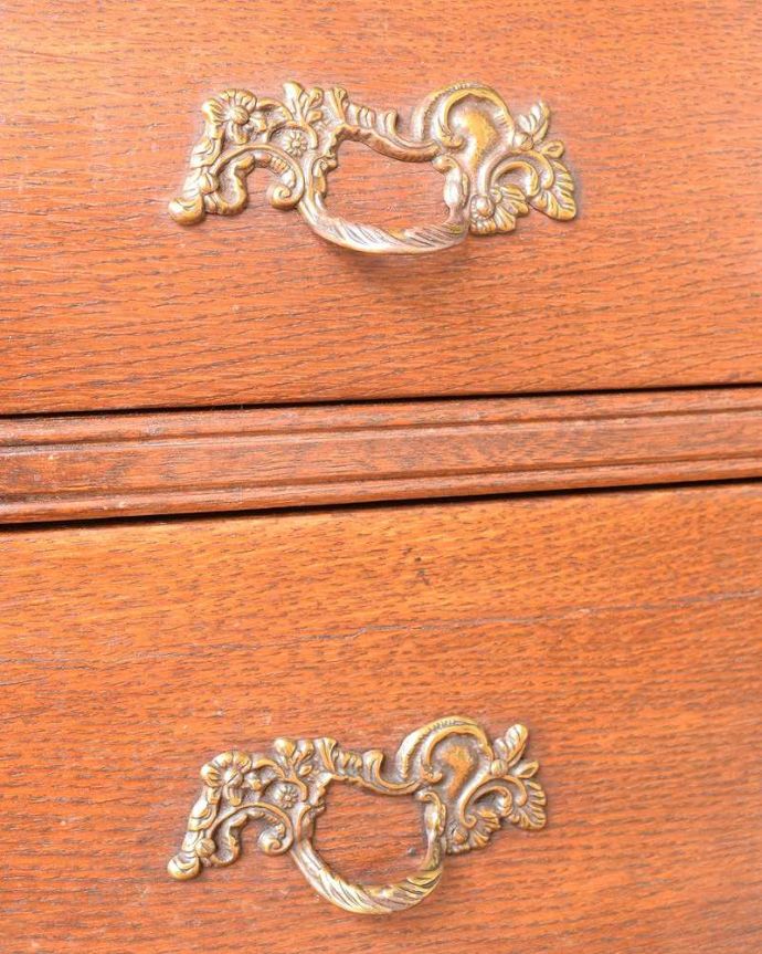 アンティークのチェスト アンティーク家具 優雅なアンティーク家具、どこでも大活躍してくれるオーク材の3段フランスチェスト。開ける度にワクワクする取っ手フランスらしい優雅なデザインは取っ手にも。(j-2146-f)