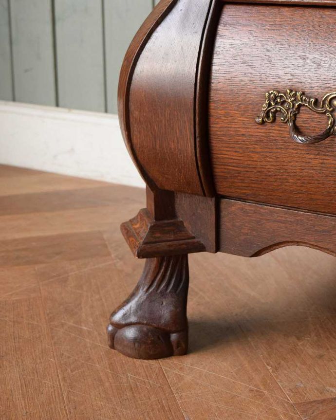 アンティークのチェスト アンティーク家具 優雅なアンティーク家具、どこでも大活躍してくれるオーク材の3段フランスチェスト。女性1人でラクラク運べちゃう仕掛けHandleのアンティークは、脚の裏にフェルトキーパーをお付けしています。(j-2146-f)