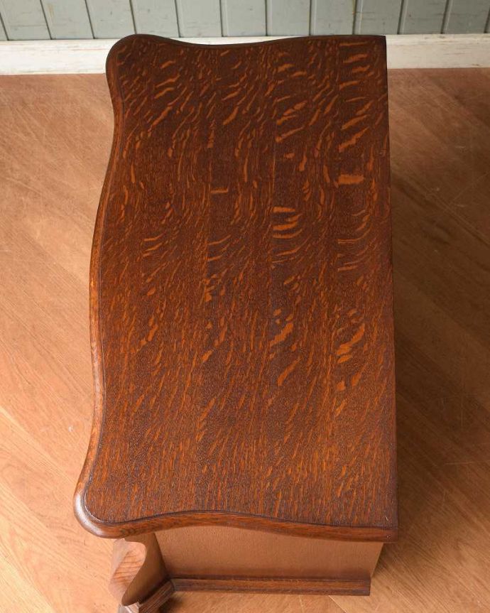 アンティークのチェスト アンティーク家具 優雅なアンティーク家具、どこでも大活躍してくれるオーク材の3段フランスチェスト。何を置こうかな・・・?上から見ると、天板はこんな感じで塗装もキレイに仕上げました。(j-2146-f)