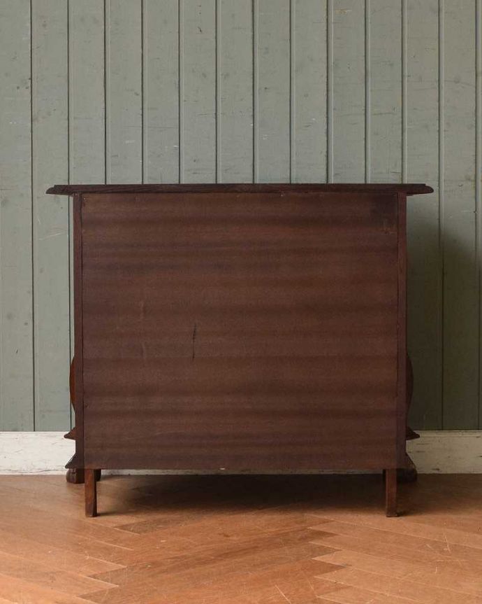 アンティークのチェスト アンティーク家具 優雅なアンティーク家具、どこでも大活躍してくれるオーク材の3段フランスチェスト。修復したので後姿もキレイですアンティークは新品ではないので、もちろん経年変化によるキズはありますが、専門の職人がキレイに修復したので、後ろ姿もキレイです。(j-2146-f)