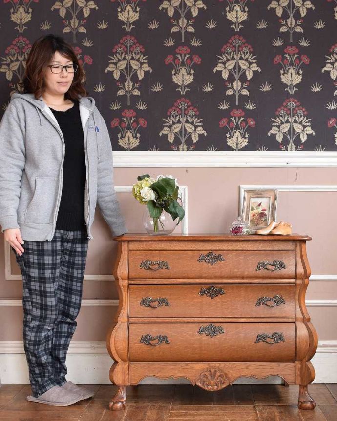 アンティークのチェスト　アンティーク家具　アンティークの優雅なフレンチ家具、どこにでも置けるオーク材の３段チェスト（コモード）。美しい曲線美がフランスらしいんです。(j-2147-f)