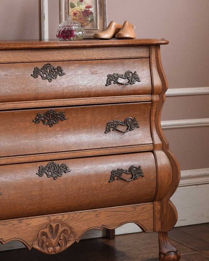 アンティークのチェスト　アンティーク家具　アンティークの優雅なフレンチ家具、どこにでも置けるオーク材の３段チェスト（コモード）。「見せる収納」だから、置く場所を選びません！チェストと言ってもデザインがステキだから、収納だけじゃなくて見ても楽しめる具なんです。(j-2147-f)
