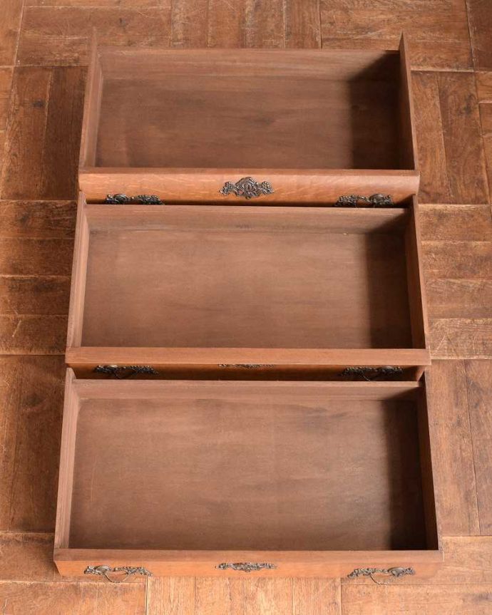 アンティークのチェスト　アンティーク家具　アンティークの優雅なフレンチ家具、どこにでも置けるオーク材の３段チェスト（コモード）。キレイに修復したので、何を入れてもOKです。(j-2147-f)