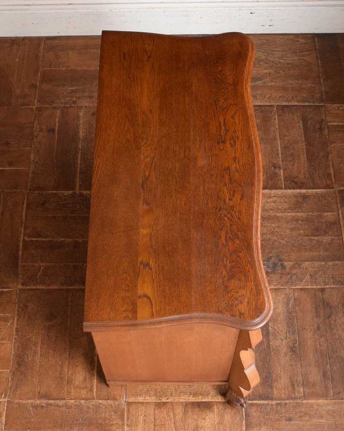 アンティークのチェスト　アンティーク家具　アンティークの優雅なフレンチ家具、どこにでも置けるオーク材の３段チェスト（コモード）。何を置こうかな･･･？上から見ると、天板はこんな感じで塗装もキレイに仕上げました。(j-2147-f)