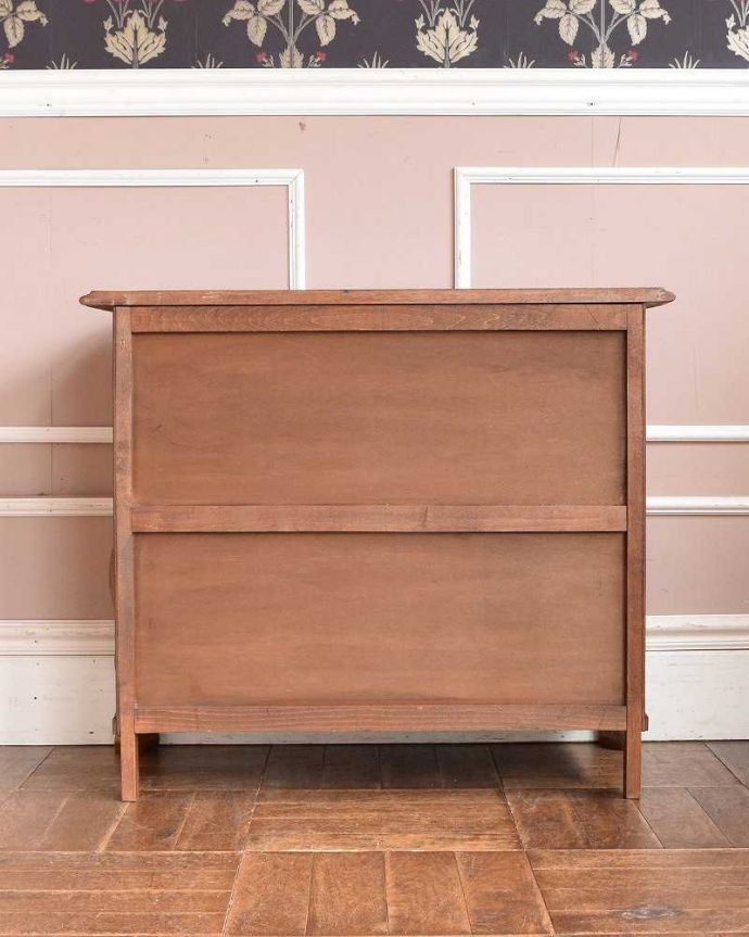 アンティークのチェスト　アンティーク家具　アンティークの優雅なフレンチ家具、どこにでも置けるオーク材の３段チェスト（コモード）。修復したので後姿もキレイですアンティークは新品ではないので、もちろん経年変化によるキズはありますが、専門の職人がキレイに修復したので、後ろ姿もキレイです。(j-2147-f)