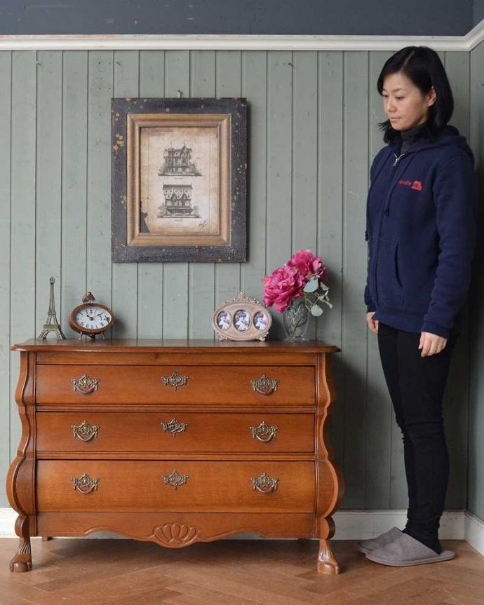 アンティークのチェスト　アンティーク家具　南フランスらしい優雅なアンティーク家具、どこでも大活躍してくれる小ぶりな３段チェスト（コモード）。美しい曲線美がフランスらしいんです。(j-2148-f)