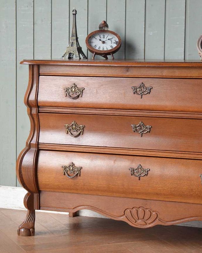 アンティークのチェスト　アンティーク家具　南フランスらしい優雅なアンティーク家具、どこでも大活躍してくれる小ぶりな３段チェスト（コモード）。「見せる収納」だから、置く場所を選びません！チェストと言ってもデザインがステキだから、収納だけじゃなくて見ても楽しめる具なんです。(j-2148-f)