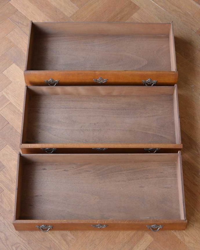 アンティークのチェスト　アンティーク家具　南フランスらしい優雅なアンティーク家具、どこでも大活躍してくれる小ぶりな３段チェスト（コモード）。キレイに修復したので、何を入れてもOKです。(j-2148-f)