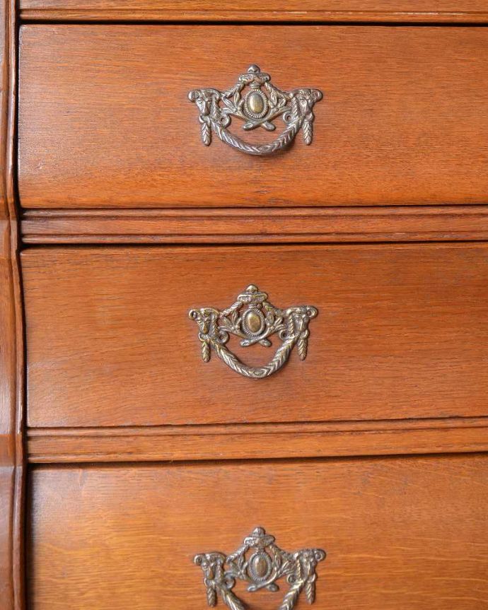 アンティークのチェスト　アンティーク家具　南フランスらしい優雅なアンティーク家具、どこでも大活躍してくれる小ぶりな３段チェスト（コモード）。開ける度にワクワクする取っ手フランスらしい優雅なデザインは取っ手にも。(j-2148-f)