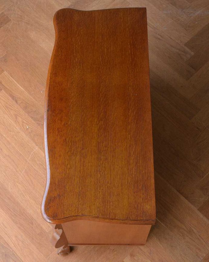 アンティークのチェスト　アンティーク家具　南フランスらしい優雅なアンティーク家具、どこでも大活躍してくれる小ぶりな３段チェスト（コモード）。何を置こうかな･･･？上から見ると、天板はこんな感じで塗装もキレイに仕上げました。(j-2148-f)