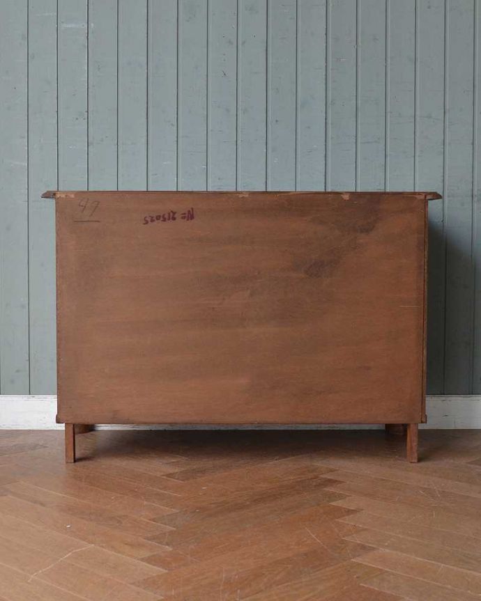 アンティークのチェスト　アンティーク家具　南フランスらしい優雅なアンティーク家具、どこでも大活躍してくれる小ぶりな３段チェスト（コモード）。修復したので後姿もキレイですアンティークは新品ではないので、もちろん経年変化によるキズはありますが、専門の職人がキレイに修復したので、後ろ姿もキレイです。(j-2148-f)